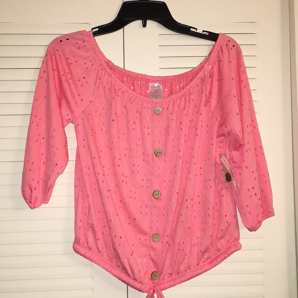 🔥Sale🔥….  eyelet detail top with center button-NWT